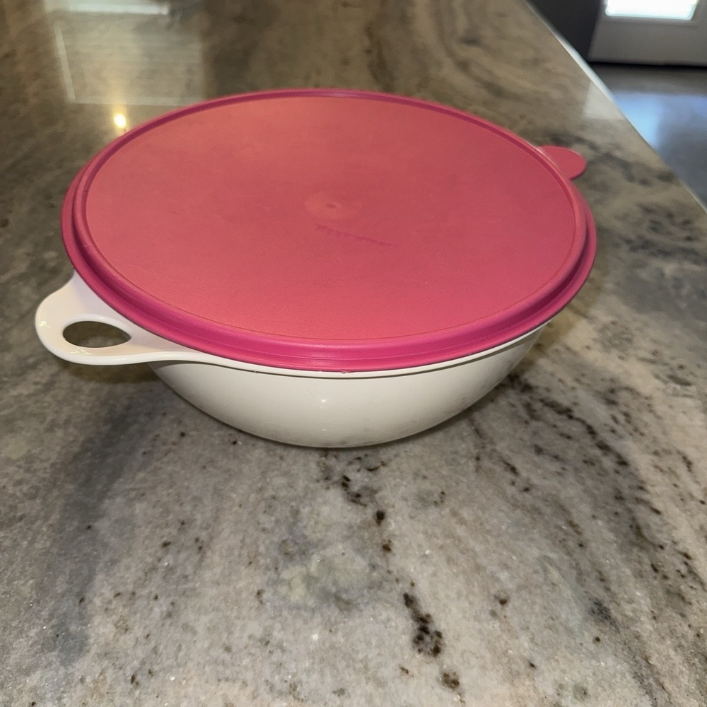 Tupperware Thasta 32 Cups 2539A White Bowl w/Hot Pink Lid Mixing Storage USA